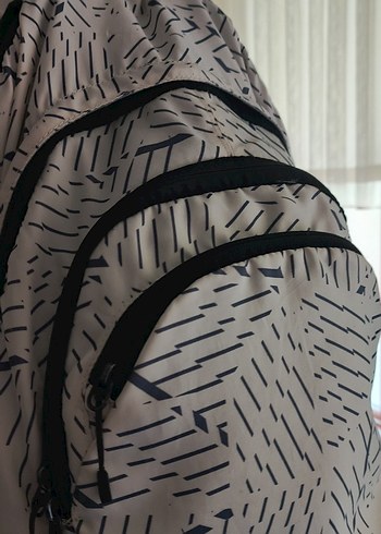 Beyaz Desenli Sırt Çantası - Görsel 4