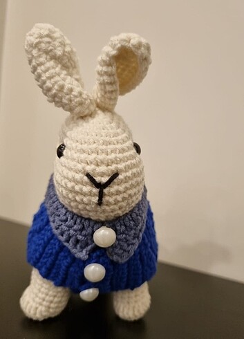 Beden Amigurumi Mavi Yelekli Küçük Tavşan