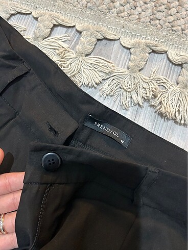 TRENDYOLMILLA SİYAH KUMAŞ PANTOLON 40 BEDEN