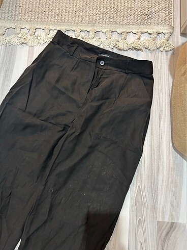 40 Beden TRENDYOLMILLA SİYAH KUMAŞ PANTOLON 40 BEDEN