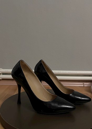 Siyah parlak stiletto topuklu ayakkabı