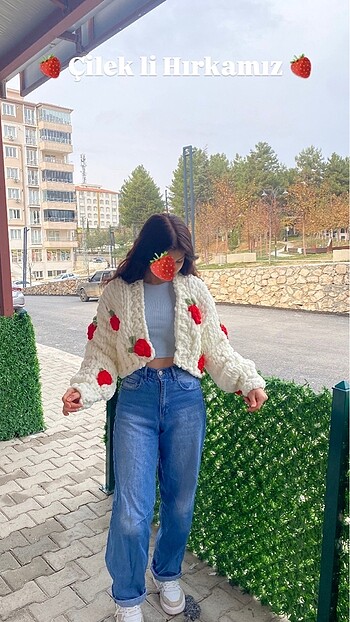 Çilek desenli hırka