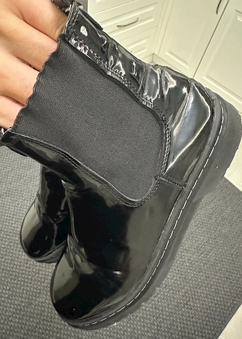 Siyah Parlak Lastik Topuklu Gotik Kadın Bot - Görsel 5