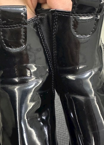 Siyah Parlak Lastik Topuklu Gotik Kadın Bot - Görsel 6
