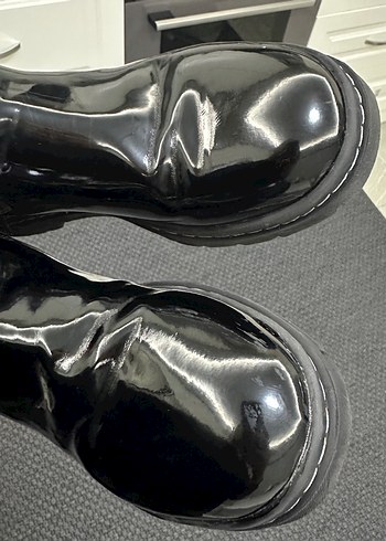 Siyah Parlak Lastik Topuklu Gotik Kadın Bot - Görsel 4