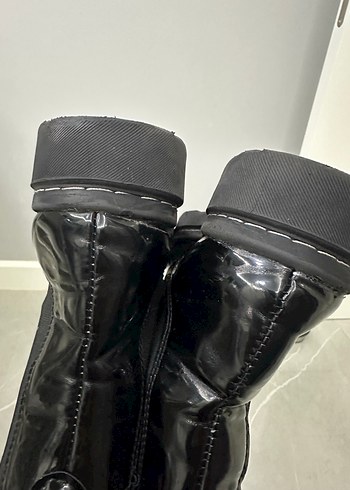 Siyah Parlak Lastik Topuklu Gotik Kadın Bot - Görsel 2