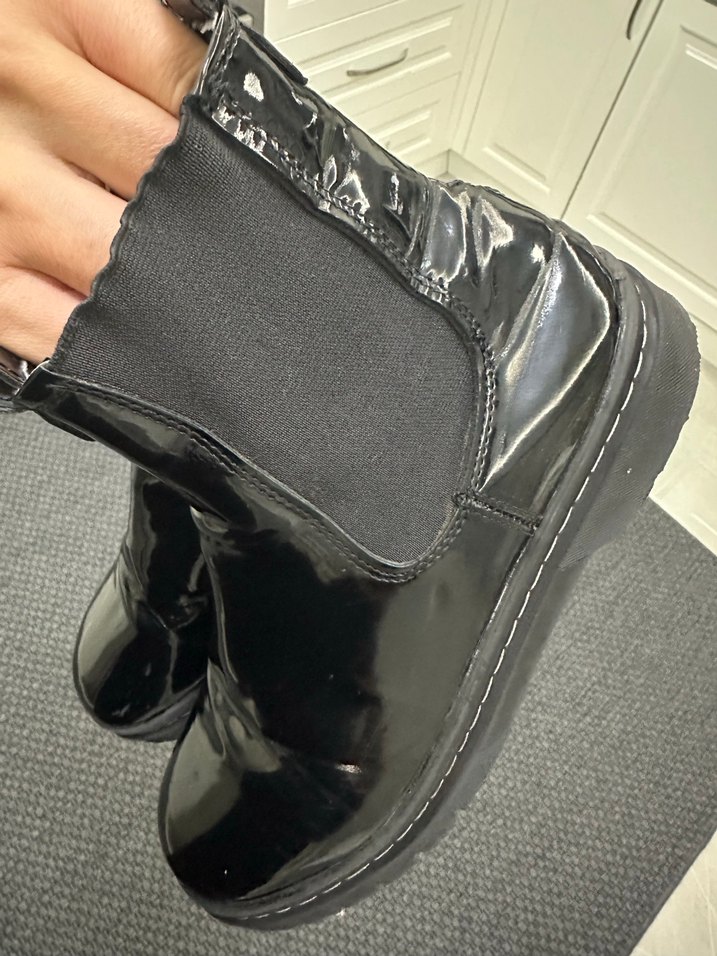 Siyah Parlak Lastik Topuklu Gotik Kadın Bot - Görsel 5