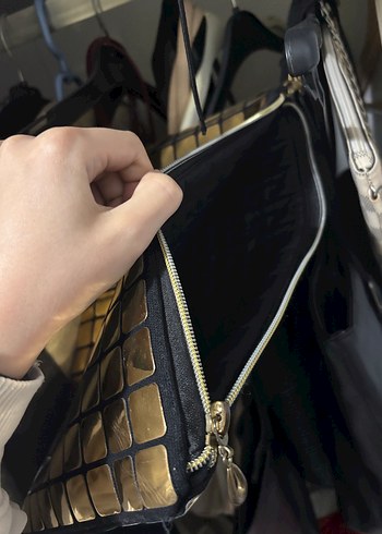 Kemer Detaylı Altın Parlak portföy Kadın Çanta - Görsel 2