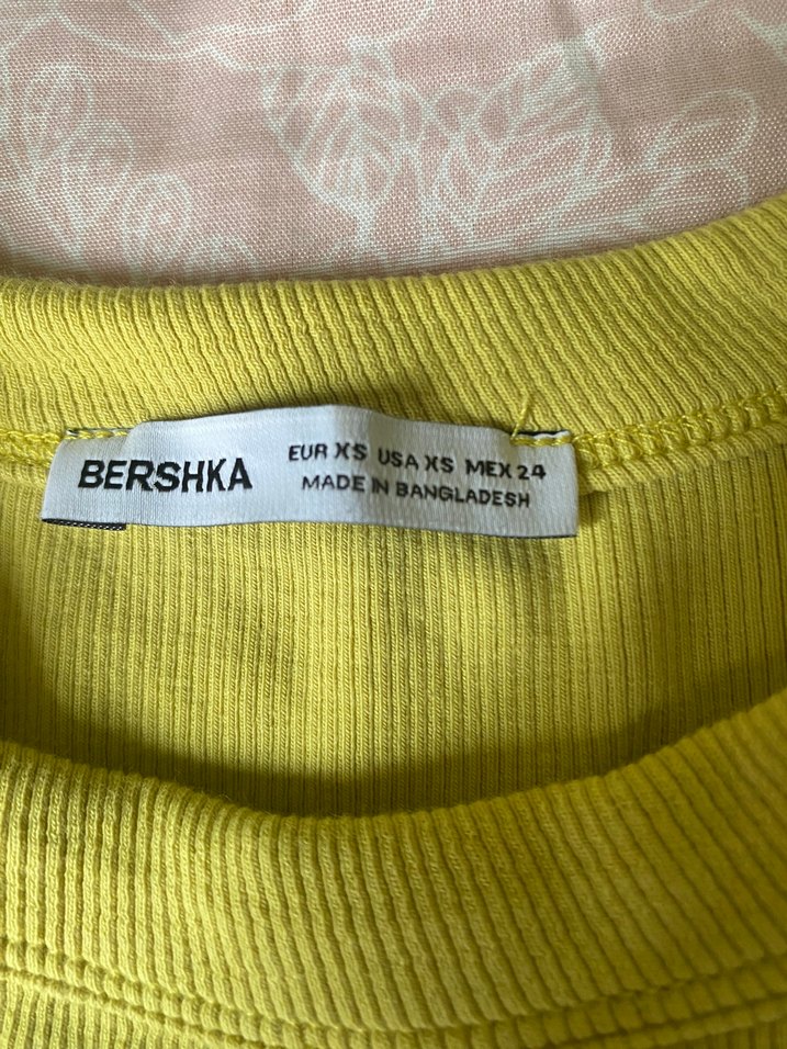 Sarı Yüksek Yakalı Kadın Atlet - Görsel 2