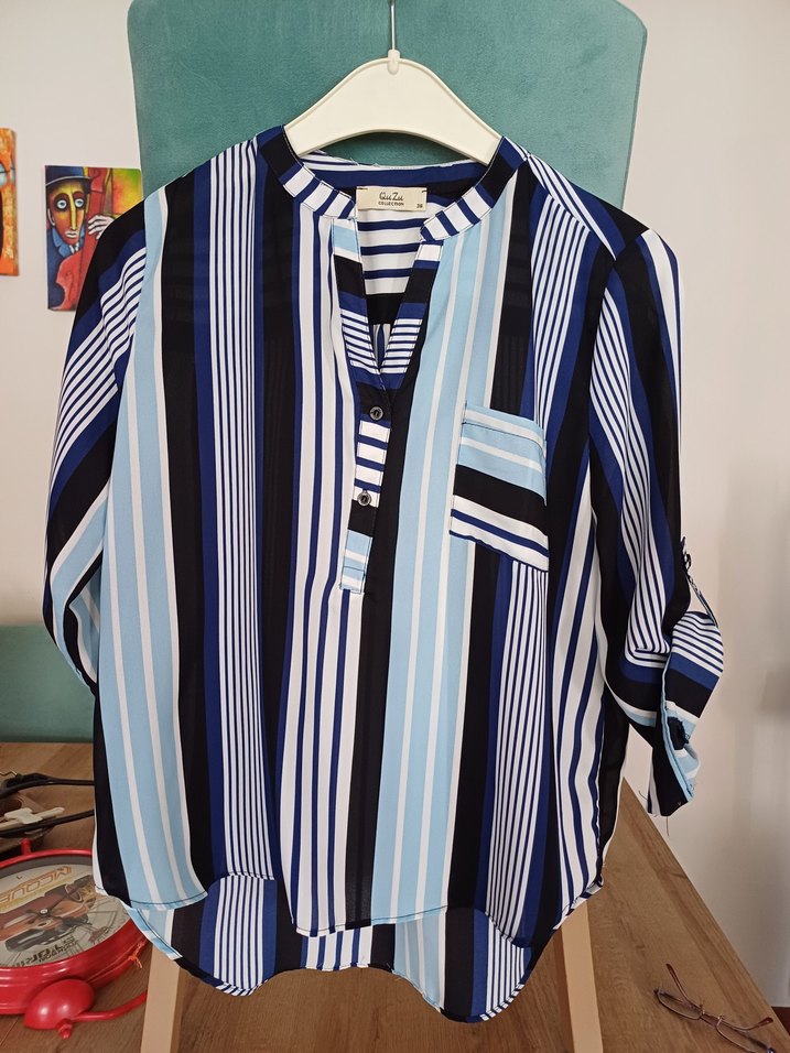 Düğmeli Mavi Çizgili V Yakalı Kadın Gömlek - Görsel 3