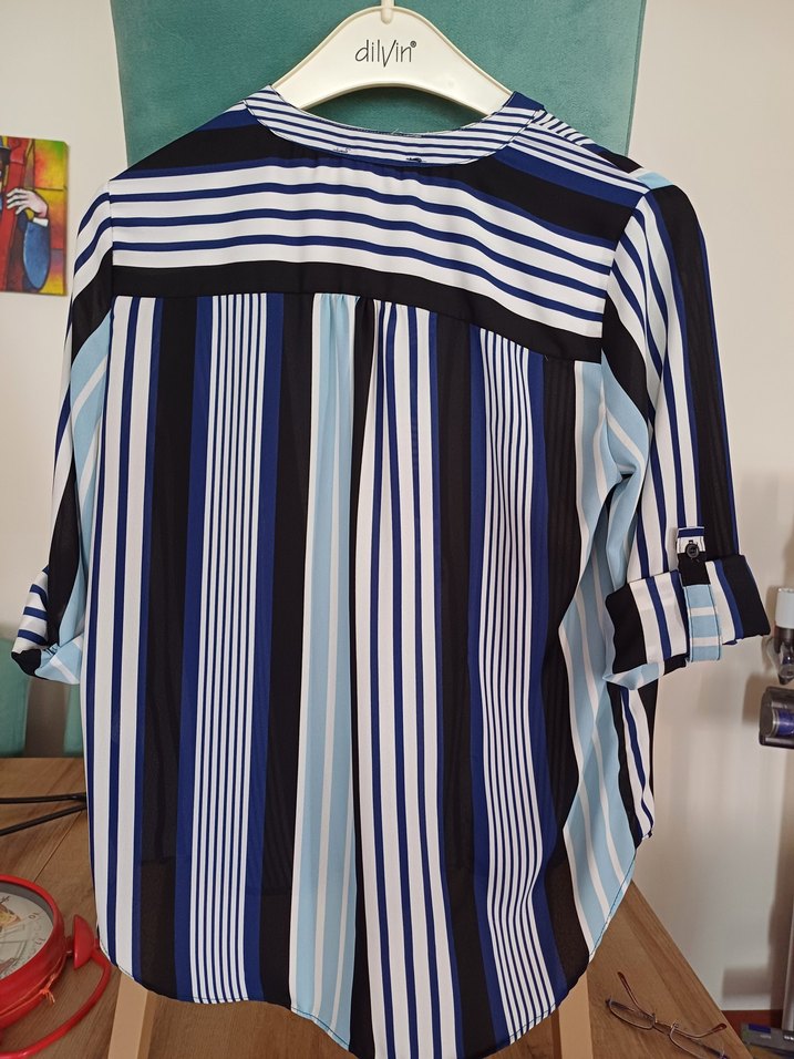 Düğmeli Mavi Çizgili V Yakalı Kadın Gömlek - Görsel 2