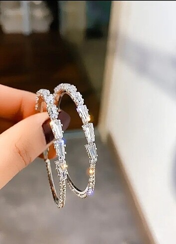 Pandora Taşlı şık halka küpe