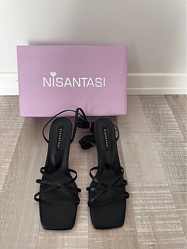 Nişantaşı Shoes Siyah Bilek Bağlı Topuklu Sandalet