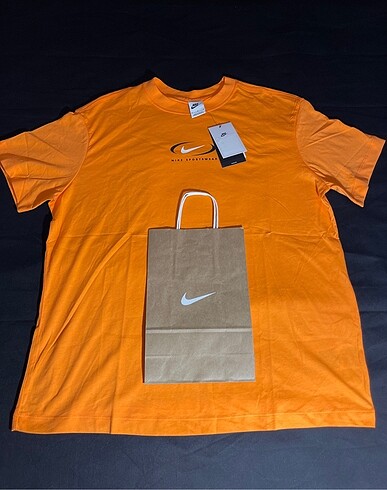 Nike Nike Graphic Loose Fit Short-Sleeve Kadın Tişört