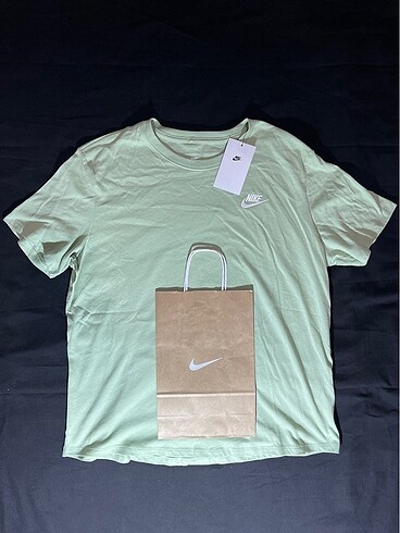 l Beden Nike Sportswear Club Essentials Kadın Tişörtü