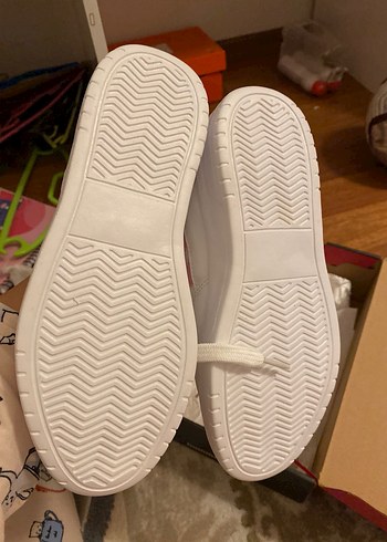 Beyaz Velcro Detaylı spor ayakkabı ortopediktir - Görsel 3