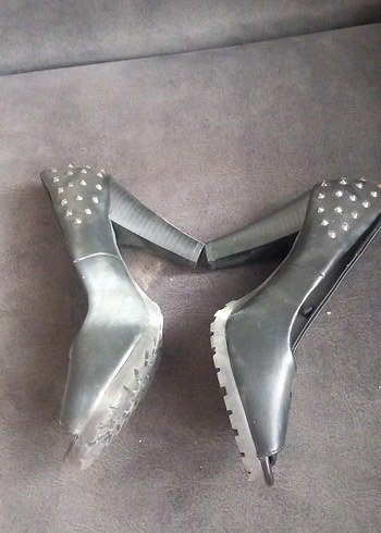 Siyah Parlak Deri Gotik Topuklu Ayakkabı - Görsel 2