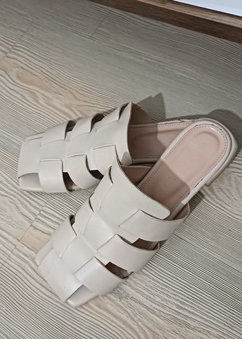 Zara Beyaz Kadın Kemerli Blok Topuklu Sandalet