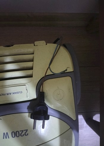  Beden Gri ve sarı renkli elektrikli süpürge