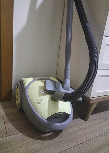 Gri ve sarı renkli elektrikli süpürge
