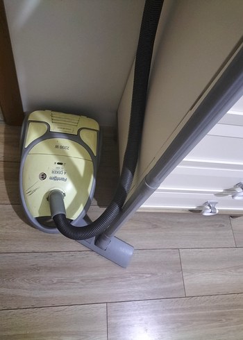 Fantom Gri ve sarı renkli elektrikli süpürge