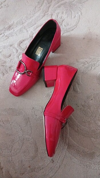 Çok şık kırmızı ayakkabı