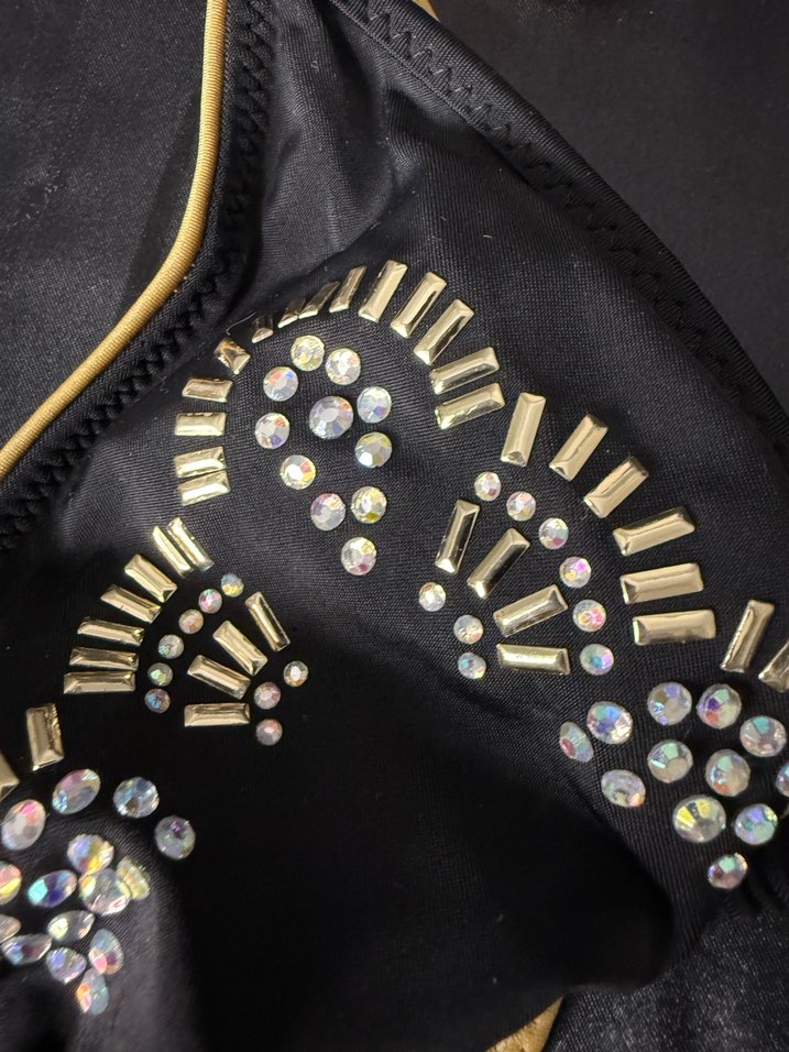 Sarı Detaylı Siyah Nakışlı TAKIM - Görsel 2