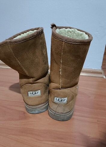 UGG 38 