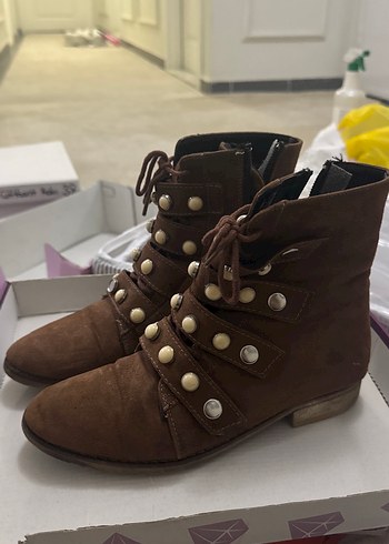 Kahverengi Süet Tokalı Kadın Bot - Görsel 2