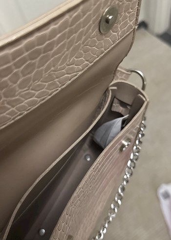 Bej Deri Zincir Detaylı Yılan Desenli Çanta - Görsel 3