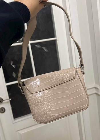 Bej Deri Zincir Detaylı Yılan Desenli Çanta - Görsel 2