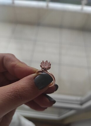 Beyaz Lotus yüzük