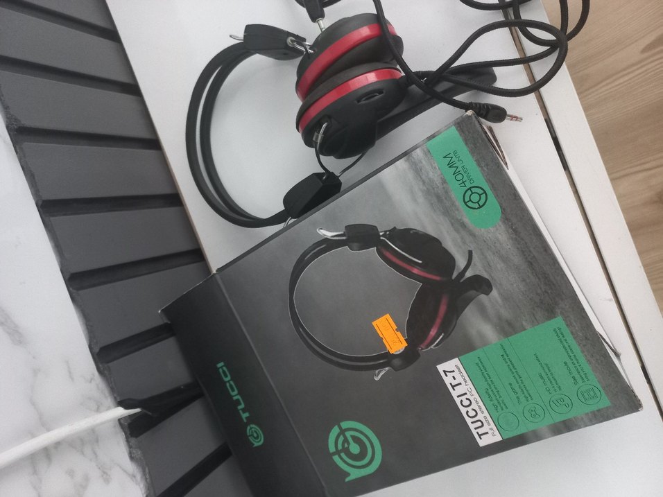 Kırmızı Kulaklık - Görsel 3