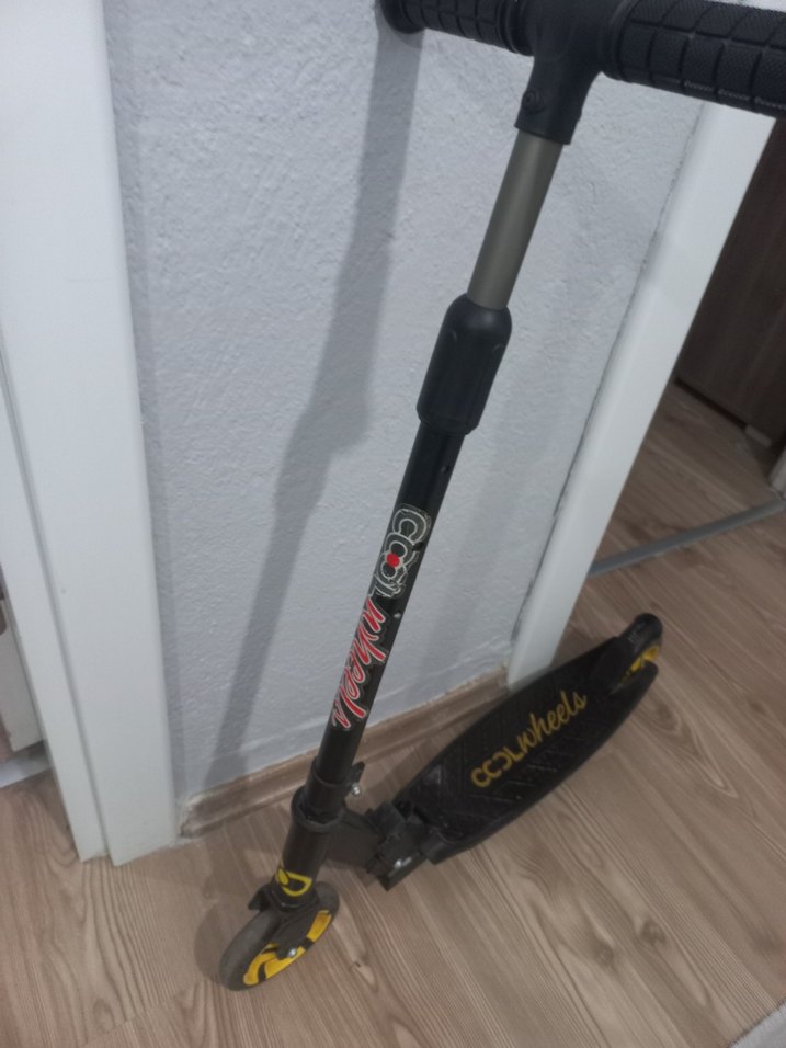 Siyah Çocuk Scooter'ı Sarı Detaylı - Görsel 2