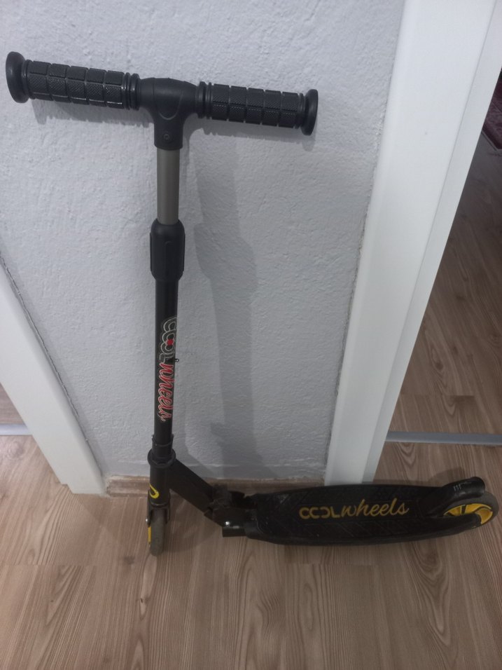 Siyah Çocuk Scooter'ı Sarı Detaylı - Görsel 4