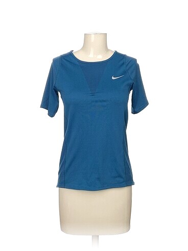 Nike T-shirt %70 İndirimli.