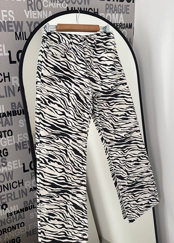 Kadın Beyaz Zebra Desenli Bol Kesim Kot Pantolon