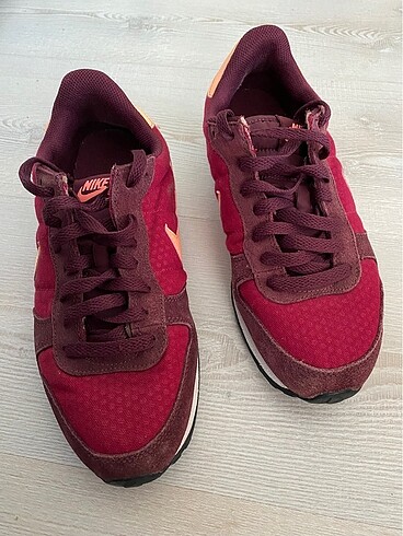 40 Beden bordo Renk Nike spor ayakkabı