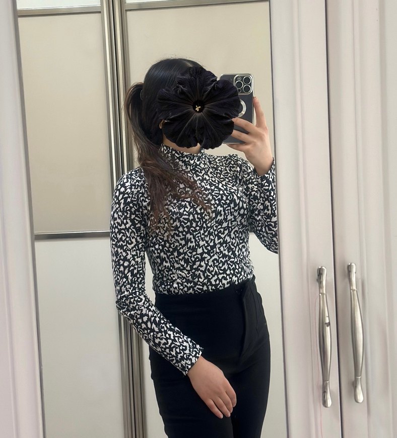 Siyah Zebra Desenli Uzun Kollu Balıkçı Yaka Bluz - Görsel 3