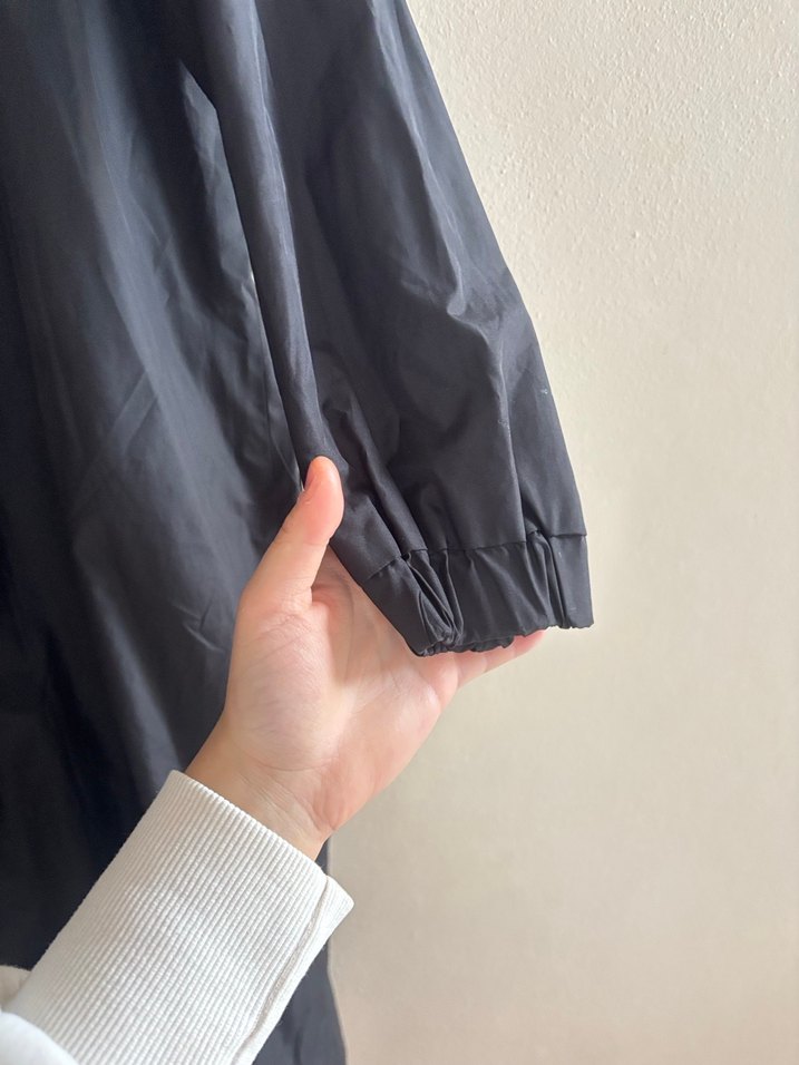 Düğmeli Siyah Uzun Kadın Yağmurluk - Görsel 3