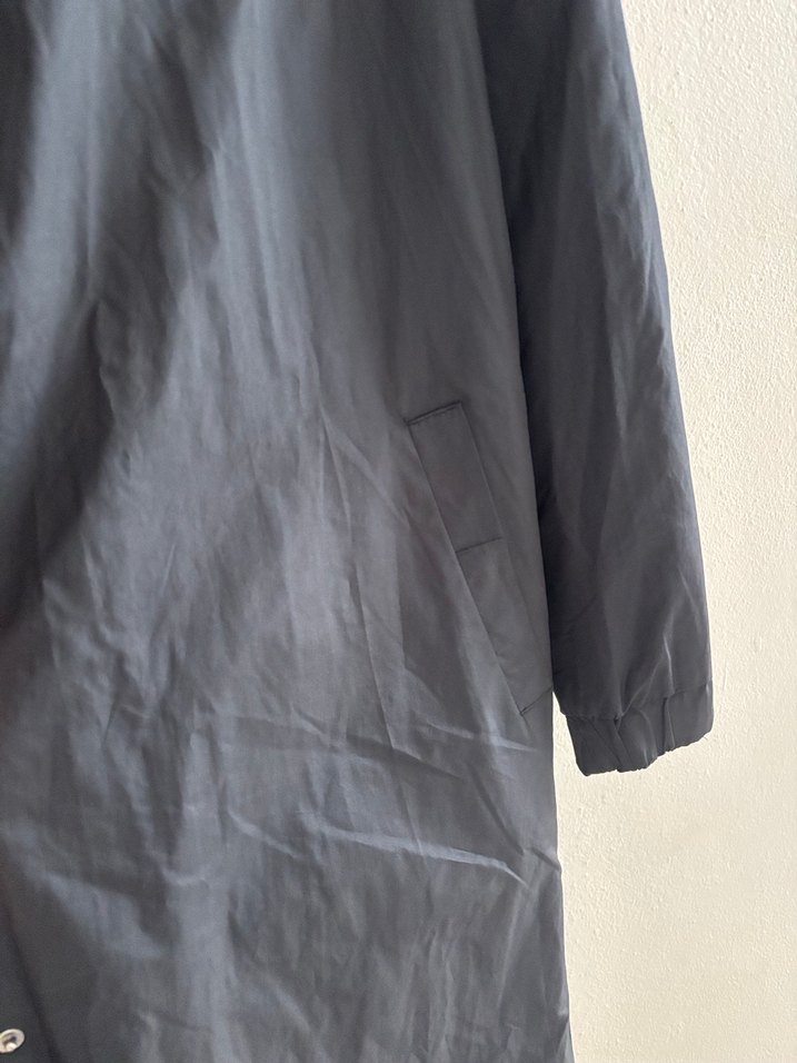 Düğmeli Siyah Uzun Kadın Yağmurluk - Görsel 4