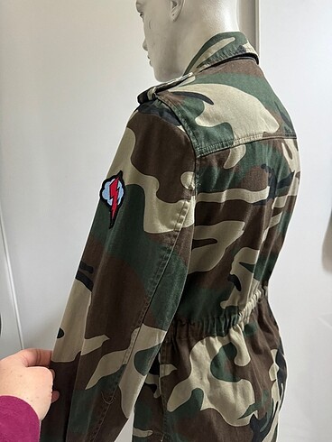 MANGO AŞIRI GÜZEL DETAYLI KAMUFLAJ PARKA - Görsel 10