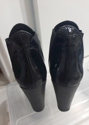 Siyah Parlak Tokalı Kadın Topuklu Bot - Görsel 4