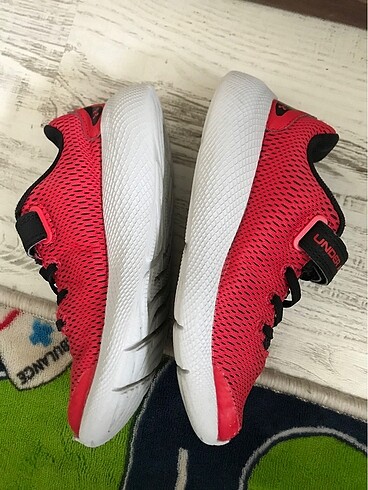 30 Beden kırmızı Renk Under armour 30 numara