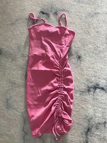 Pembe kısa elbise
