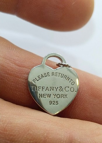 Tiffany&Co Kalp Şekilli Zincir Detaylı Altın Rengi Charm - Görsel 4