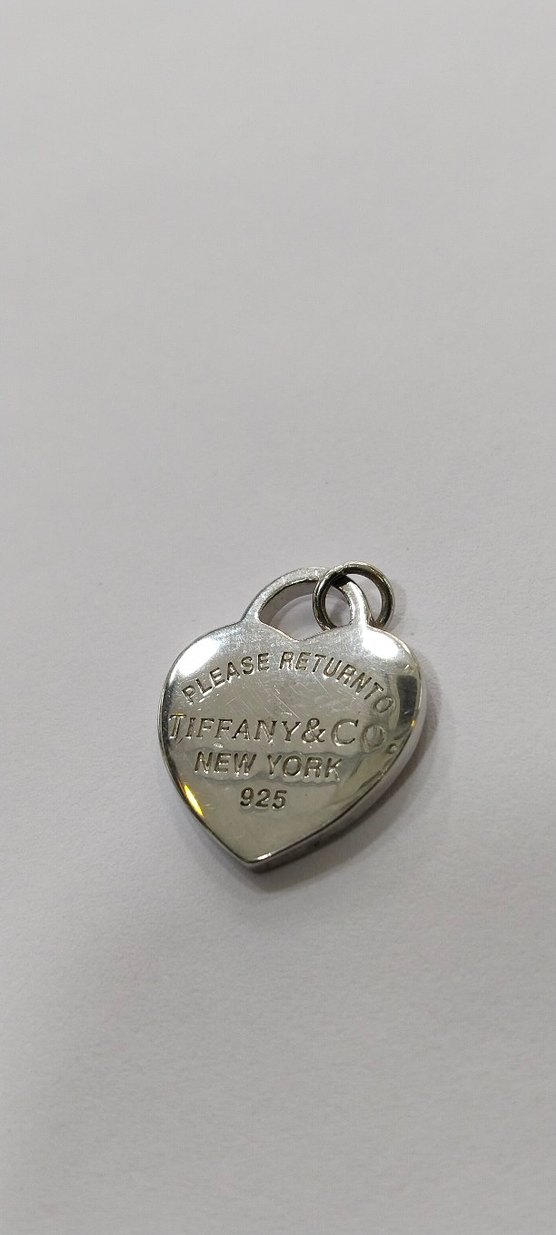 Tiffany&Co Kalp Şekilli Zincir Detaylı Altın Rengi Charm - Görsel 3