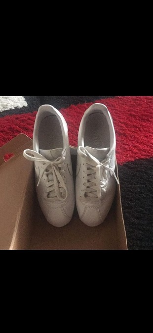 beyaz nike cortez