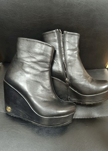 Siyah Deri Dolgu Topuklu Gotik Kadın Bot - Görsel 2