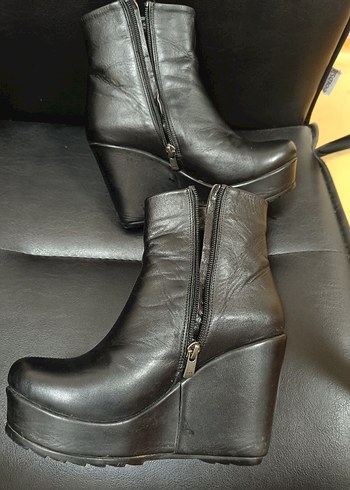 Siyah Deri Dolgu Topuklu Gotik Kadın Bot - Görsel 3